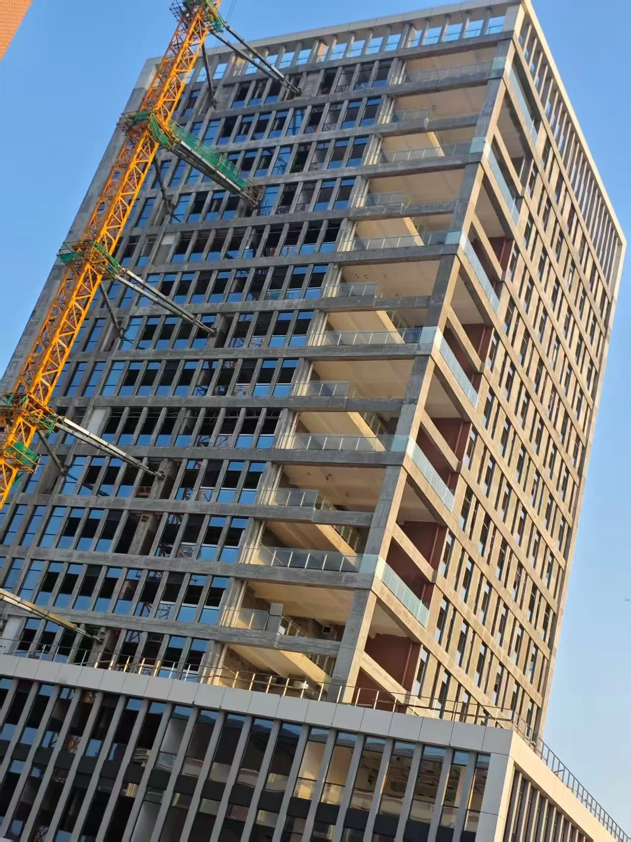 Façade vitrée en cours de construction