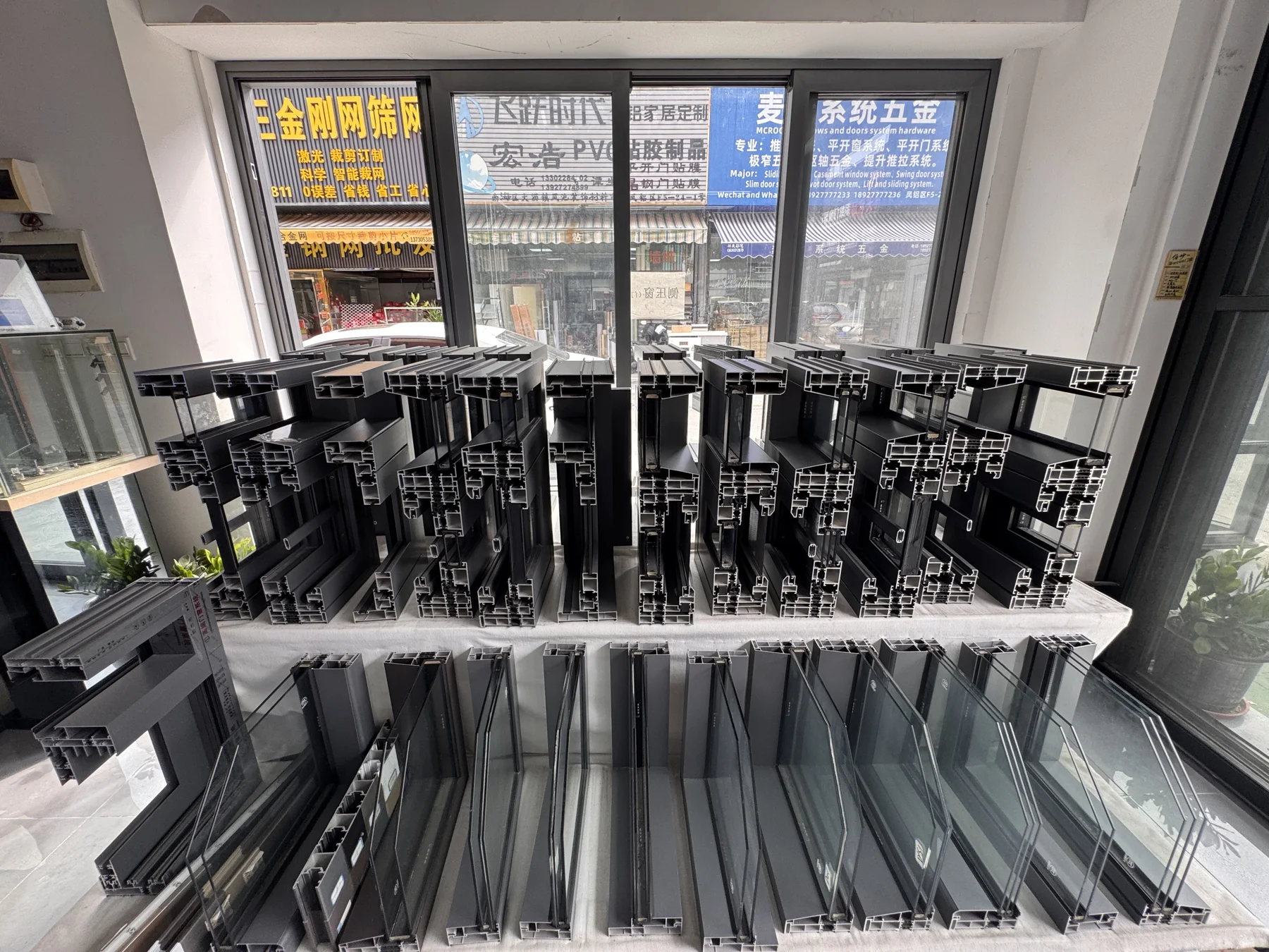 Coupes réelles de profilés aluminium présentées au showroom